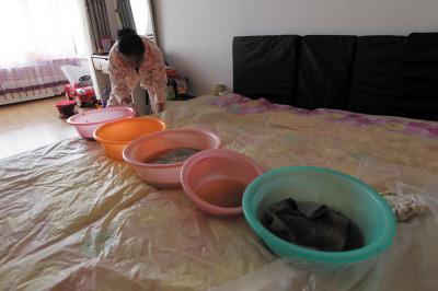 湖州楼上漏水，住户失联，小区没物管，业主维权难！律师来支招……